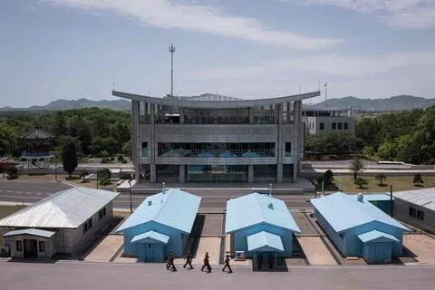 这张摄于2017年6月2日的照片显示分隔朝鲜半岛南北的军事分界线，拍摄地点位于朝韩边境开城附近的共同警备区北侧。（法新社）