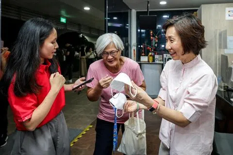 傅海燕说，政府正与不同单位合作，安排承包商将口罩领取机运往全岛各地，民众俱乐部也已开始派发口罩。不过，领取机需要时间运送到各个地点。傅海燕呼吁公众耐心等候，政府会尽快把口罩送往全岛各处。（叶振忠摄）