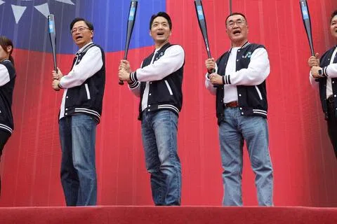 竞选连任的国民党籍台北市长蒋万安（中）10月26日在竞选总部成立大会上与另外四名县市长候选人同台，手持棒球棒，高喊“棒棒全垒打”，展现团结气势。其余四人左起为无党籍新竹市长高虹安、国民党籍桃园市长张善政、新北市长参选人李四川及宜兰县长参选人吴宗宪。（法新社）