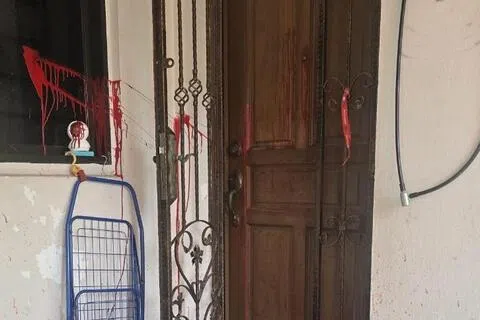 男子朝单位大门泼红漆，过后被单位内住户制伏。（新加坡警察部队提供）