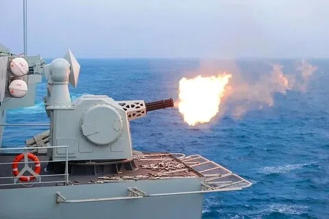 中国与菲律宾海上争端持续之际，中国官方通报从星期一（8月24日）开始一连五天，每天在南中国海部分海域进行10小时实弹射击。图为解放军南部战区湖北舰今年5月下旬在南中国海开展海上训练。（解放军南部战区微信公众号）