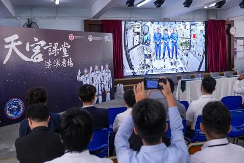“天宫课堂·港澳专场”港澳青少年爱国主义教育活动9月9日举行。正在中国空间站执行载人航天任务的神舟二十三号乘组——指令长朱杨柱、航天驾驶员张志远及首位来自香港的载荷专家黎家盈，为港澳学生讲解及示范科学实验，并进行“天地对话”。图为嘉宾在黎家盈母校香港荃湾公立何传耀纪念中学观看直播。（中新社）