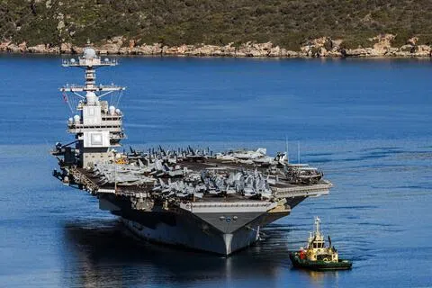美国总统特朗普在中东部署航空母舰打击群和多艘美军战舰，对伊朗施加军事压力。美国福特号航母星期四（2月26日）离开希腊克里特岛苏达湾的海军基地，续程前往中东。（法新社）