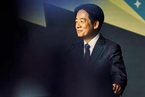 赖清德在胜选后的记者会上表示，他将依照“中华民国的宪政体制”，不卑不亢维持现状。（彭博社）