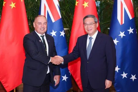 中国国务院总理李强去年2月14日在哈尔滨会见赴华出席第九届亚洲冬季运动会闭幕式的库克群岛总理布朗。（新华社）
