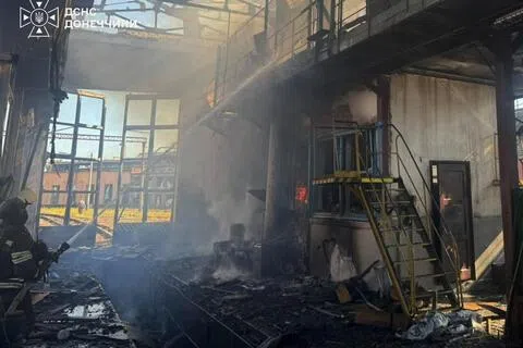 图为9月19日，乌克兰基辅州布罗瓦里市（Brovary）一个仓库在空袭中受损起火，救援人员在现场进行扑救。（法新社）