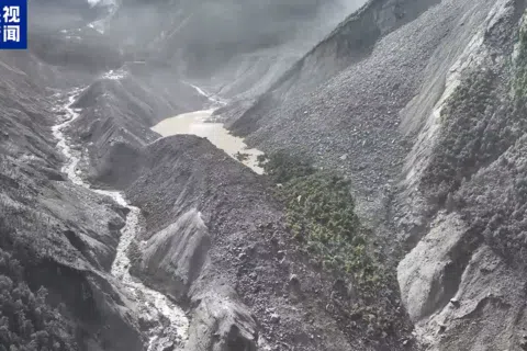 中国央视新闻星期四（8月27日）拍摄的航拍画面显示，在吉隆口岸方向发现堰塞湖，泥石流边缘距吉隆口岸约2.5公里，泥石流边缘的厚度接近1.5米。（央视视频截图）