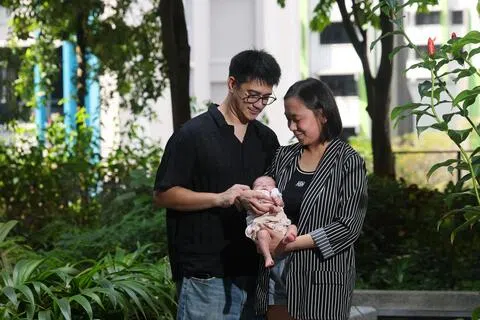 历时五年的漫长等待，玛丽莎（右）终于通过活体子宫移植手术圆了母亲梦。今年6月早产出生的女儿苏菲目前健康状况良好。受访时，玛丽莎与丈夫亚历山大难掩初为人父母的喜悦；他们怀中紧紧抱着的，不仅是两人爱的结晶，也是尖端医学与器官捐赠者无私大爱的完美见证。（张俊杰摄）