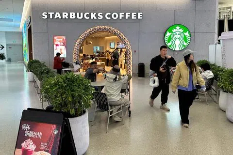 美国咖啡连锁巨头星巴克从星期四（10月22日）起，在中国大陆门店推行“消费入座”。图为新疆乌鲁木齐机场内一家新开业的星巴克门店，摄于2026年10月8日。（法新社）