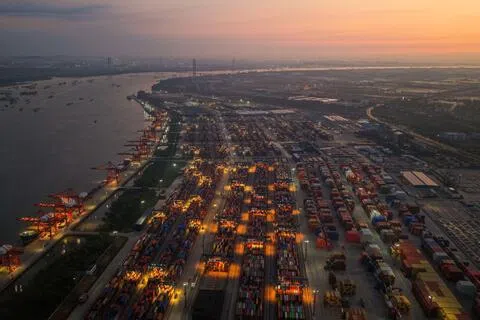 9月8日清晨，中国江苏省南​​京港的集装箱码头停靠着货轮和集装箱。（法新社）