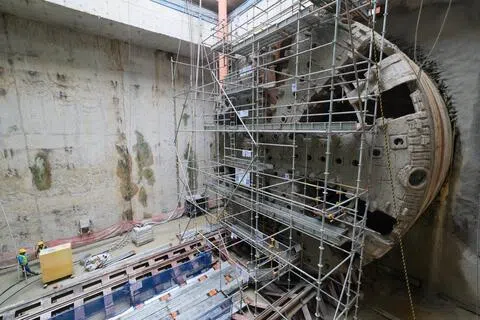 本地首用大直径钻凿机开挖地铁隧道 跨岛线工程效率提高