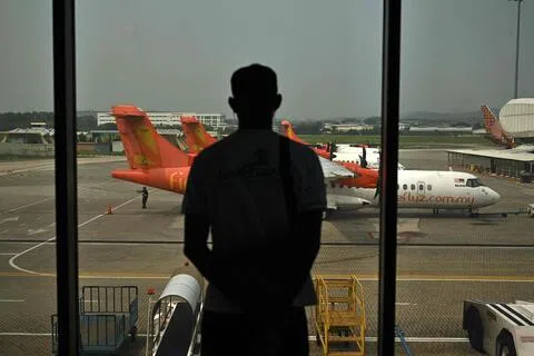 飞萤航空（Firefly）说，从梳邦苏丹阿都阿兹沙机场往返新加坡实里达机场的航班，将延长停飞期限至星期三（10月14日）。（法新社）