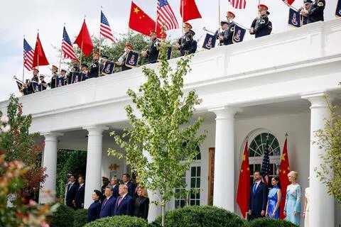 美国总统特朗普（前排右二）9月24日在白宫以高规格礼仪迎接中国国家主席习近平（前排右三）。白宫公布，欢迎仪式共动员479名各军种人员，并安排了海军陆战队静默操枪排、军乐表演及玫瑰园军事检阅。（路透社）