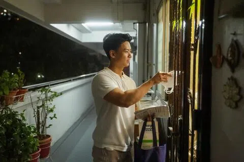 新加坡国立大学计算机科学系大四学生林鸿富（25岁）自发启动“新加坡同心”计划，自掏腰包购买口罩，分发给有需要的居民。（吴先邦摄）