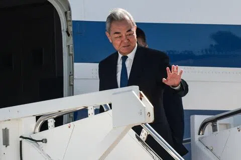 中国外交部长王毅将代表国家主席习近平出席亚信峰会，并访问欧亚四国。图为王毅随习近平访美，9月25日在安德鲁斯联合基地登机准备离开。（路透社）