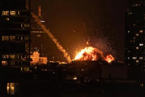 今年2月28日，以色列特拉维夫遭导弹袭击后，爆炸火光照亮夜空。当天，美国和以色列对伊朗发动大规模攻势，引发地区战事升级，并冲击全球能源市场。（法新社）