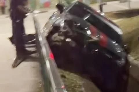 一辆黑色轿车疑失控打滑坠入沟渠。（取自Tiktok）
