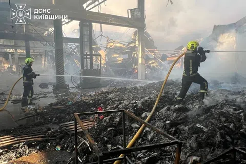 俄军星期一（8月31日）向乌克兰基辅地区发动空袭，当地消防人员正在一个遇袭起火的仓库灭火。（法新社）