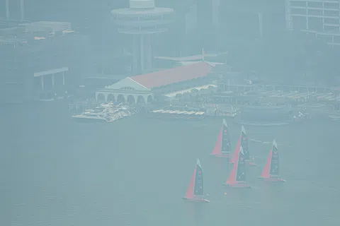 有人说朦胧是美，烟霾中一片朦胧的新加坡，你说美吗？（李冠卫摄）