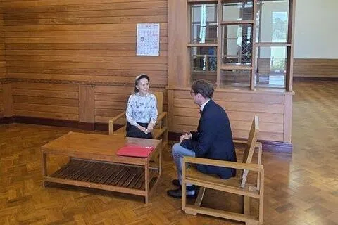 五年来首次 缅甸前领导人翁山淑枝与外国官员公开会面