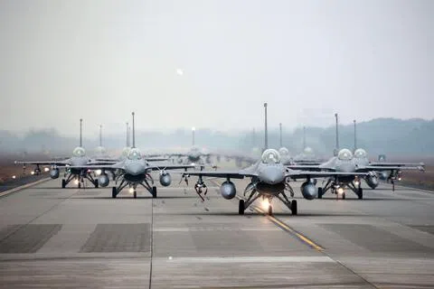 台湾空军F-16V战斗机2022年1月5日在嘉义县举行军事演习。（彭博社）