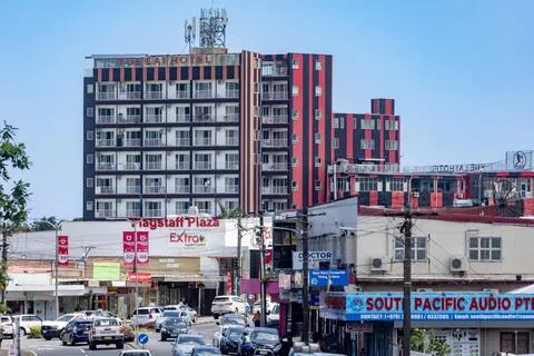 被美国制裁的赵福刚是斐济知名商人，已入籍斐济。他拥有的悦来酒店（图中高楼），就坐落在斐济首都苏瓦市中心繁忙地段。（法新社）