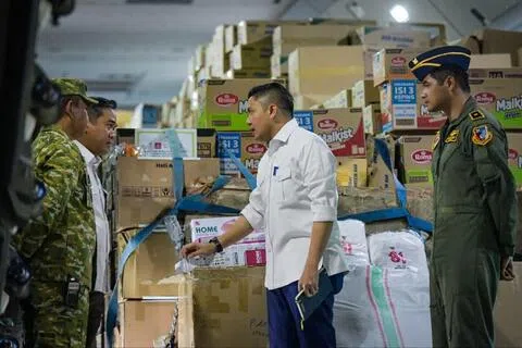 印尼政府运送救济品、粮食和灭火工具到加里曼丹和东努沙登加拉省，协助受林火影响的当地居民和消防员。（取自印尼总统府官网）