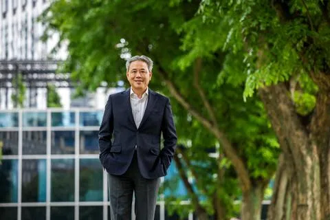 陆伟山认为，做得越多，困难就越不再是困难；如果一件事情觉得容易，往往早就有人做了。（叶振忠摄）