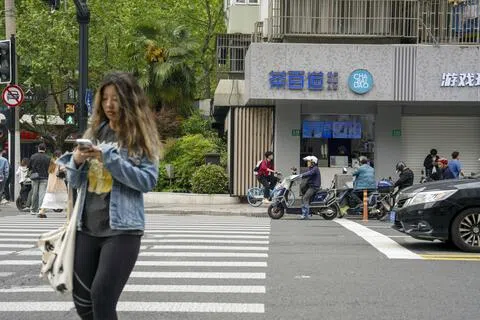 中国新茶饮品牌茶百道在港上市疑涉人为操纵，被香港证监会指令停牌。图为茶百道上海门店，摄于2024年4月。（彭博社档案照）
