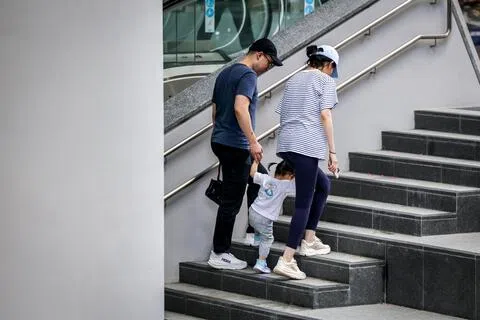 新加坡管理大学法学院副教授陈庆文受访时形容，这次出台的措施，优厚程度甚至超过以社会福利著称的斯堪的纳维亚国家。（叶振忠摄）