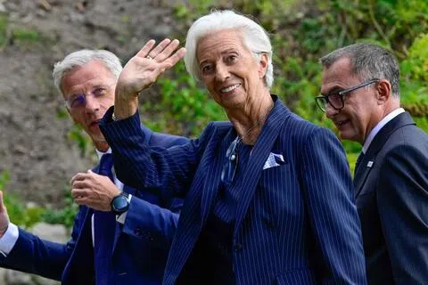 拉加德（中）在担任欧洲央行行长前，曾担任国际货币基金组织总裁和法国财政部长等重要职位。（法新社）