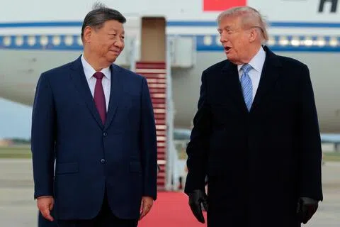 美国总统特朗普（右）星期三（9月23日）在马里兰州安德鲁斯联合基地举行的欢迎仪式上，迎接到访的中国国家主席习近平。习近平此行将对美国展开为期三天的国事访问。（法新社）
