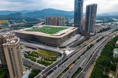 深圳皇岗口岸联检大楼市政工程竣工验收，具备通车条件。图为深圳皇岗口岸联检大楼，位于道路左侧中间的建筑。（深圳发布微信公众号／中建五局华南公司）