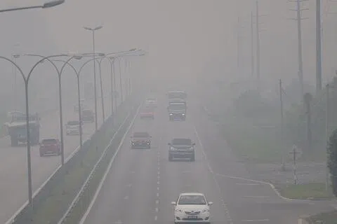 马来西亚砂拉越西部西连的空气污染指数星期五（9月4日）上午飙升至518点，远远超出300点的危险水平，导致能见度显著下降，路上车辆都放慢了的行车速度。（马新社）