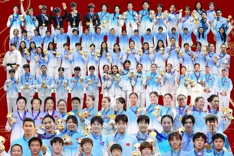 中国国家体育总局旗下《中国体育报》星期六（10月3日）晚发布海报，庆祝中国队夺得169枚金牌，刷新海外参赛纪录。王楚钦在第二排右数第二的位置。（取自《中国体育报》官方微博）