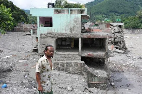 这17万元当中，约8万元将用于向2500户家庭分发大米和小扁豆等主食；剩余的约9万元则用于采购净水物资。（中新社）
