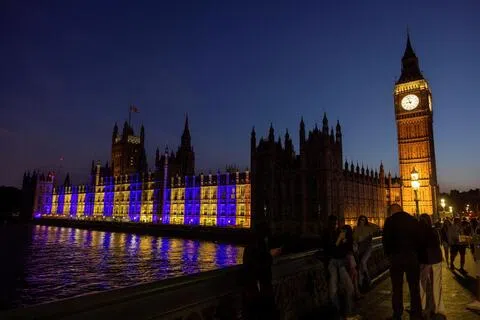 《卫报》引述消息报道，英国政府为提升民众应对敌国攻击和自然灾难等紧急状况的韧性，拟吁请公众储备粮食等必要物资。（路透社）