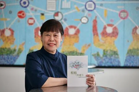 《根植与共建3》主编陈如意副教授介绍，论文集延续过去的做法，从硕士毕业生论文中筛选具有代表性、与时代发展及本地教育情况相关的研究，再进一步修改和完善。（龙国雄摄）