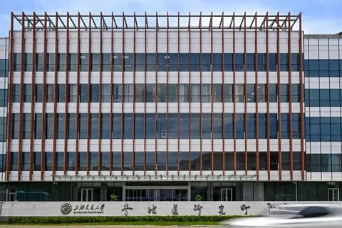美国五角大楼7月23日首次将不具军工背景的复旦大学和上海交通大学，列入依据2019年《国防授权法案》设立的“第1286条名单”，认定它们可能对美国国家安全及科研诚信构成风险。图为上海交通大学李政道研究所。（新华社）