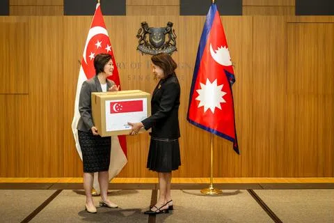 根据之前的报道，外交部兼贸工部政务部长颜晓芳（左）上个星期五在物资转交仪式上，象征式地将新一批人道救援物资交给尼泊尔驻新加坡名誉领事海伦·坎波斯（Helen Campos）。（叶振忠摄）
