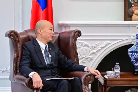 台湾立法院长韩国瑜上星期二（8月11日）召集朝野党团代表协商政府总预算，罕见怒斥未出席的在野中国国民党立法院团总召傅崐萁“垂帘听政”，“耍我们跟耍猴子一样”。图为韩国瑜5月访问欧洲时的照片。（取自韩国瑜脸书）