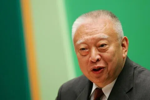 香港殡仪馆星期六（9月19日）下午设董建华灵堂，警方加强周边巡逻。图为董建华2005年1月在香港举行的记者会上回应媒体提问。（路透社档案照）