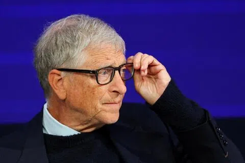 美国科技巨头微软联合创始人比尔·盖茨希望今年稍后与中国国家主席习近平会面，提出通过加强全球合作，共同应对人工智能（AI）日益严峻的风险。图为比尔·盖茨2026年1月21日在瑞士达沃斯出席第56届世界经济论坛年会。（路透社档案照片）