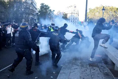 10月8日，法国巴黎街头，身着防暴装备的警员与学生示威者发生冲突。（路透社档案照片）