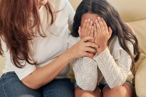 女童视母亲男友为父亲，男子却对女童作出猥亵行为。（示意图／iStock）