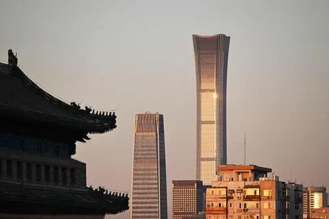 9月9日，北京日落时分，远处可见别名“中国尊”的北京最高建筑中信大厦，左侧为位于天安门广场南端的前门箭楼。（法新社）