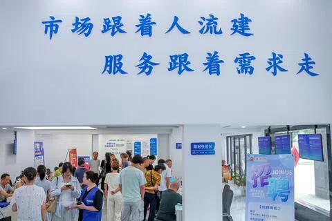 中国城镇青年失业率在7月升至17.9%，为去年9月以来的最高。图为江苏省句容市求职者7月18日在零工市场寻找合适岗位。（新华社）