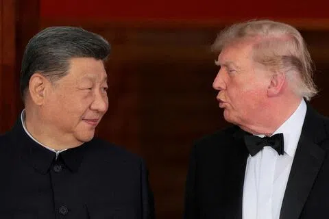 美国总统特朗普（右）星期四（9月24日）在白宫举行国宴，款待来访的中国国家主席习近平。图为国宴开始前，两人在白宫北门廊交谈。（路透社）