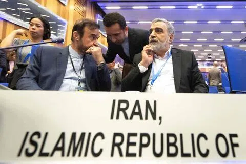 伊朗驻联合国国际原子能机构代表纳贾菲（Reza Najafi，左）和伊朗原子能组织发言人卡迈勒万迪（Behrouz Kamalvandi，右）9月14日出席在维也纳举办的国际原子能机构会议。（法新社）