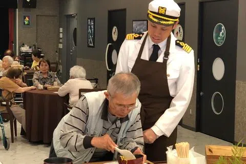 日本高档养老院以服务制胜，有养老院将内部设计成游轮，护工穿海员制服，让无法出远门的老人有在船上度假的氛围。（符祝慧摄）